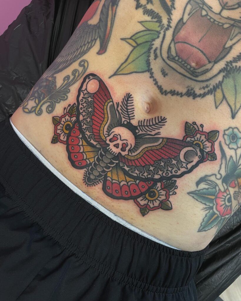 Farvet møl af @starridertattoo